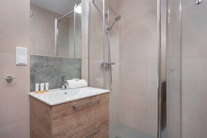 Shower, hair dryer, shampoo - Modern Apartment in Wroclaw | Parking and Balcony (Wroclaw)