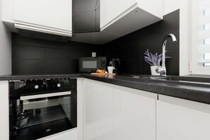 Kühlschrank, Mikrowelle, Ofen, Herdplatte