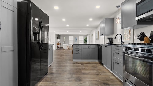 4-BR Timeless Farmhouse 3-min to Okemo