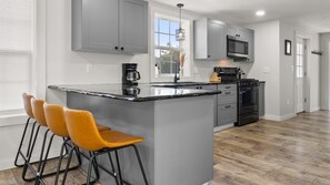 Kühlschrank, Mikrowelle, Herdplatte, Geschirrspüler