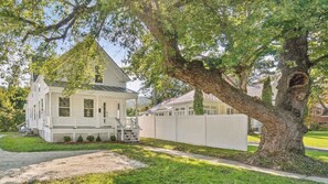 Exterior - 4-BR Timeless Farmhouse 3-min to Okemo (Ludlow)