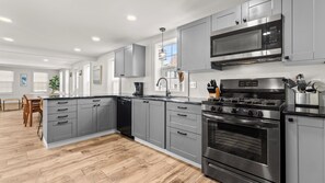 Kjøleskap, mikrobølgeovn, kokeplater og oppvaskmaskin