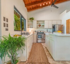 Réfrigérateur, four à micro-ondes, un four, surface de cuisson