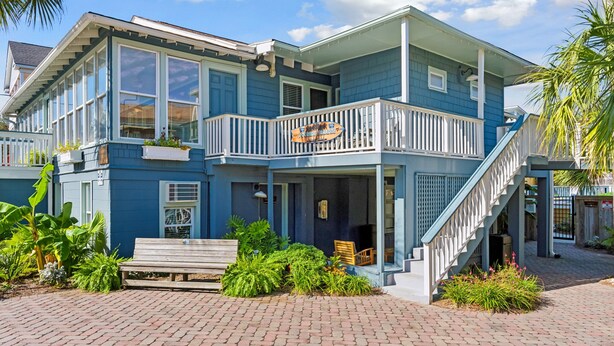 Exterior - Folliday Inn- The Aquarama- Room 33, Large Pool, 1 Pet w/fee (Folly Beach)