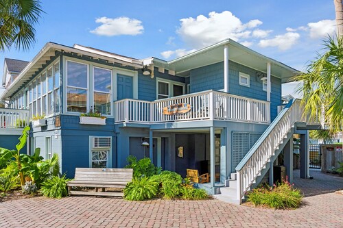 Folliday Inn- The Aquarama- Room 33, Large Pool, 1 Pet w/fee