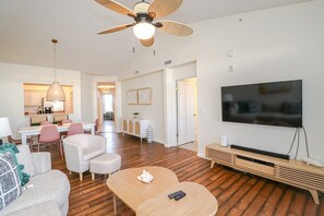 Een televisie, een dvd-speler en boeken