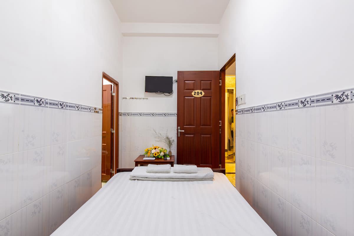 Standard Room, 1 Double Bed | Minibar, desk, laptop workspace, soundproofing