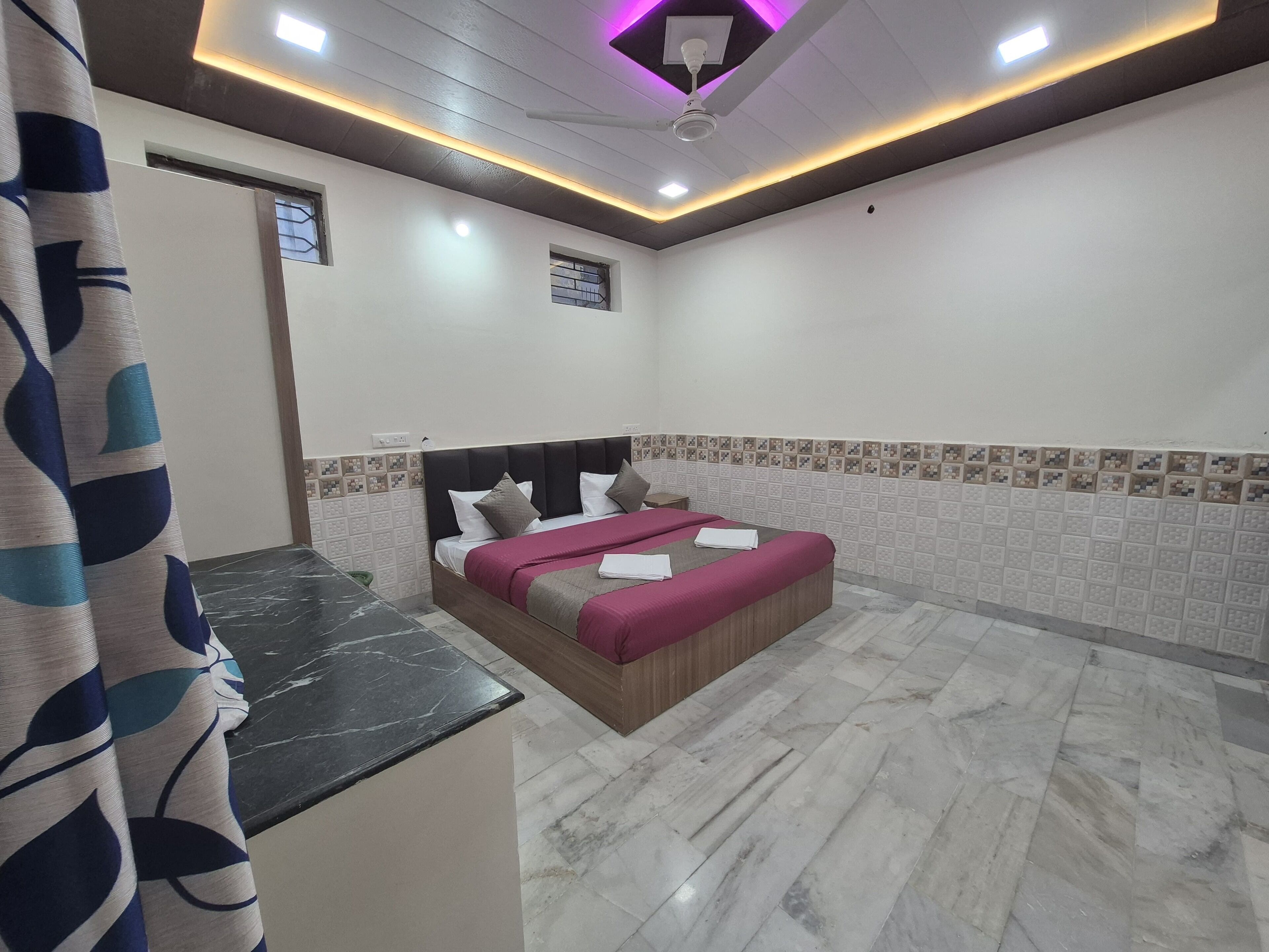 Dobbeltrom – standard | Dundyner, blendingsgardiner, lydisolert og strykejern/-brett