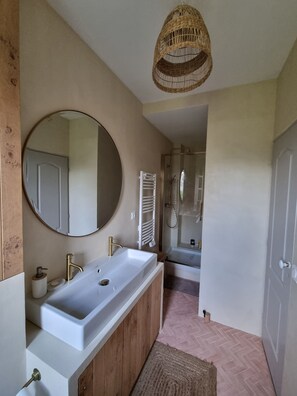 Douche, sĂšche-cheveux, serviettes fournies, savon