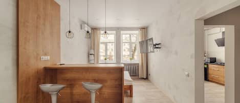 Appartement de base | 1 chambre, bureau, systĂšme dâinsonorisation, fer et planche Ă repasser