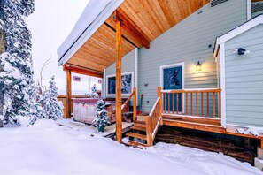 Exterior - Luxury ski in/out Sauna and Hot Tub (Beaverdell)