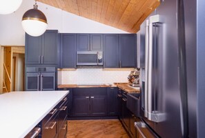 Fridge, microwave, oven, stovetop - Luxury ski in/out Sauna and Hot Tub (Beaverdell)