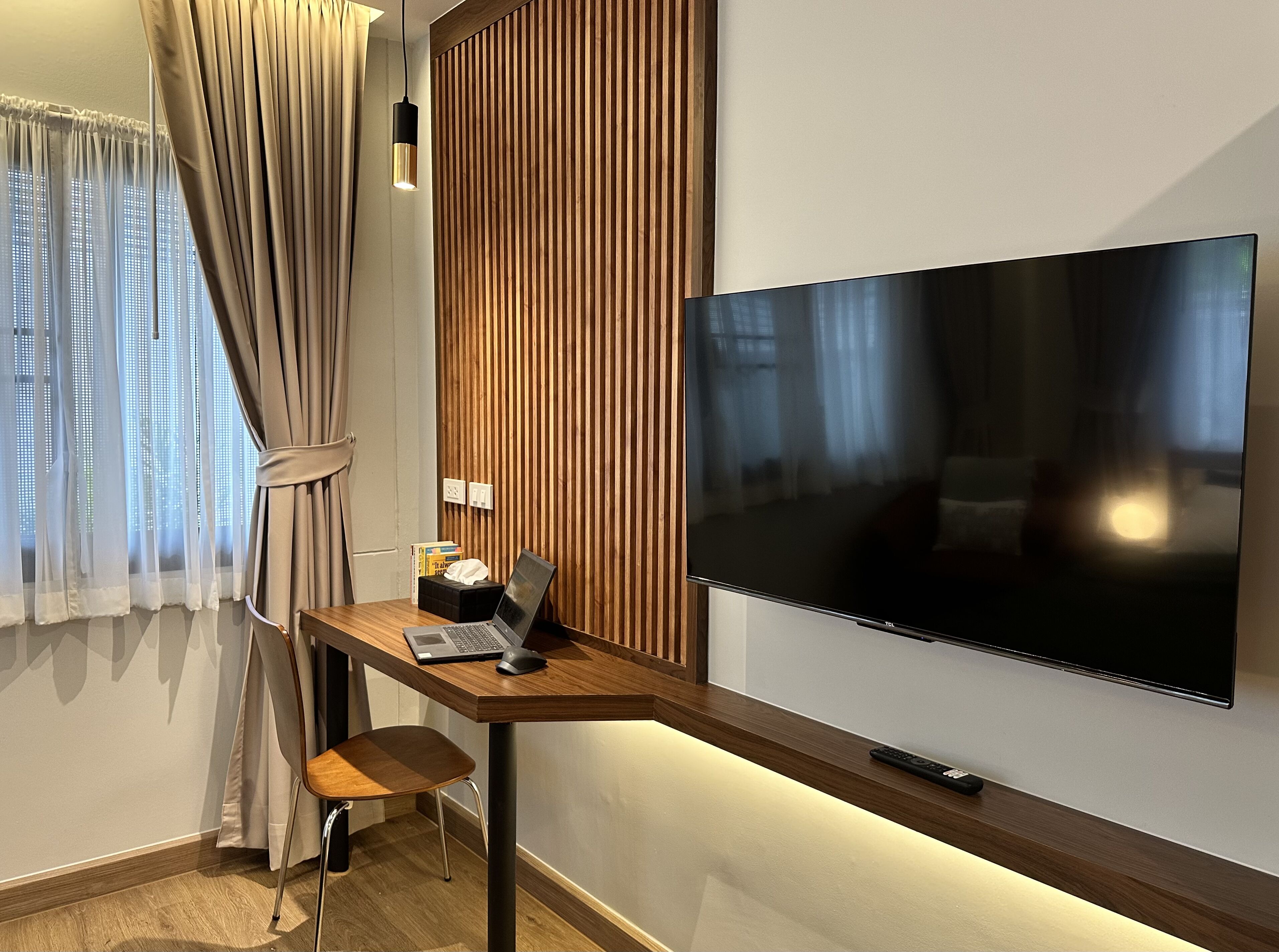 Deluxe Studio, 1 Queen Bed, Non Smoking, Refrigerator & Microwave | Soundproofing, free WiFi