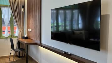Family Suite, 2 Queen Beds, Non Smoking, Kitchen | 1 bedroom, soundproofing, free WiFi