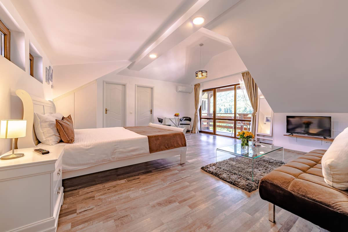 Standard Studio | 1 bedroom, down comforters, in-room safe, soundproofing