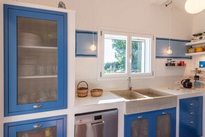 Kjøleskap, ovn, kokeplater og oppvaskmaskin