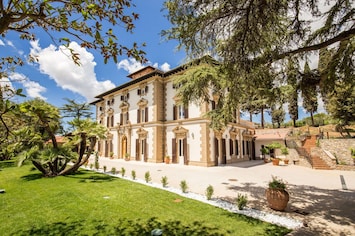 Activities, Amenities, Balcony / Terrace / Patio, Building Exterior, Garden, Hot Tub, Pool, Room Detail, Spring, Summer
