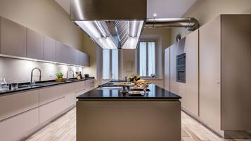 Frigorifero, microonde, forno, piano cottura