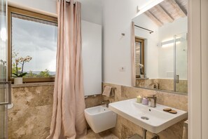 Dusche, Haartrockner, Bidet