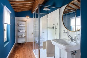 Dusche, Haartrockner, Bidet
