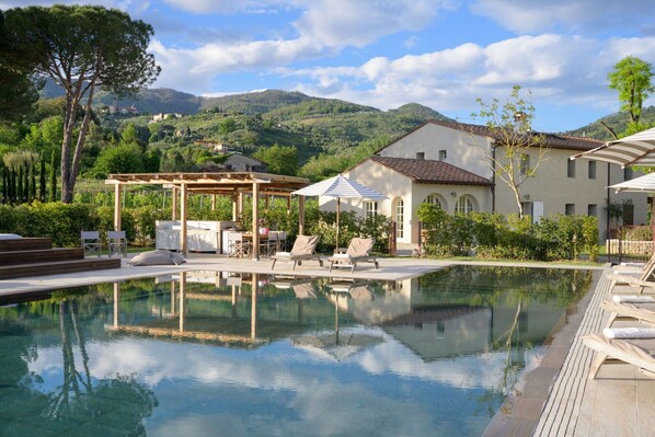 Pool - Villa in Colle Di Buggiano with 6 bedrooms sleeps 12 (Colle Di Buggiano)