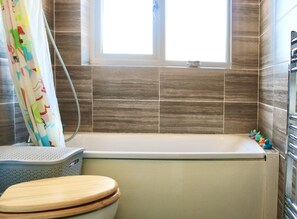 Secador de pelo, bidé, toallas y jabón