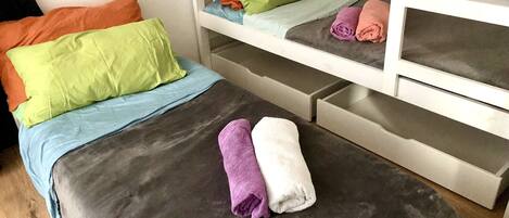 2 bedrooms, desk, WiFi, bed sheets