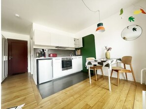 Microwave, oven, stovetop, cookware/dishes/utensils - Le Balcon Rouge (Noisy-le-Sec)