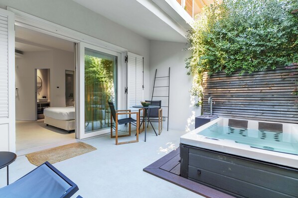 디럭스룸, 분사식 욕조 | 테라스/파티오