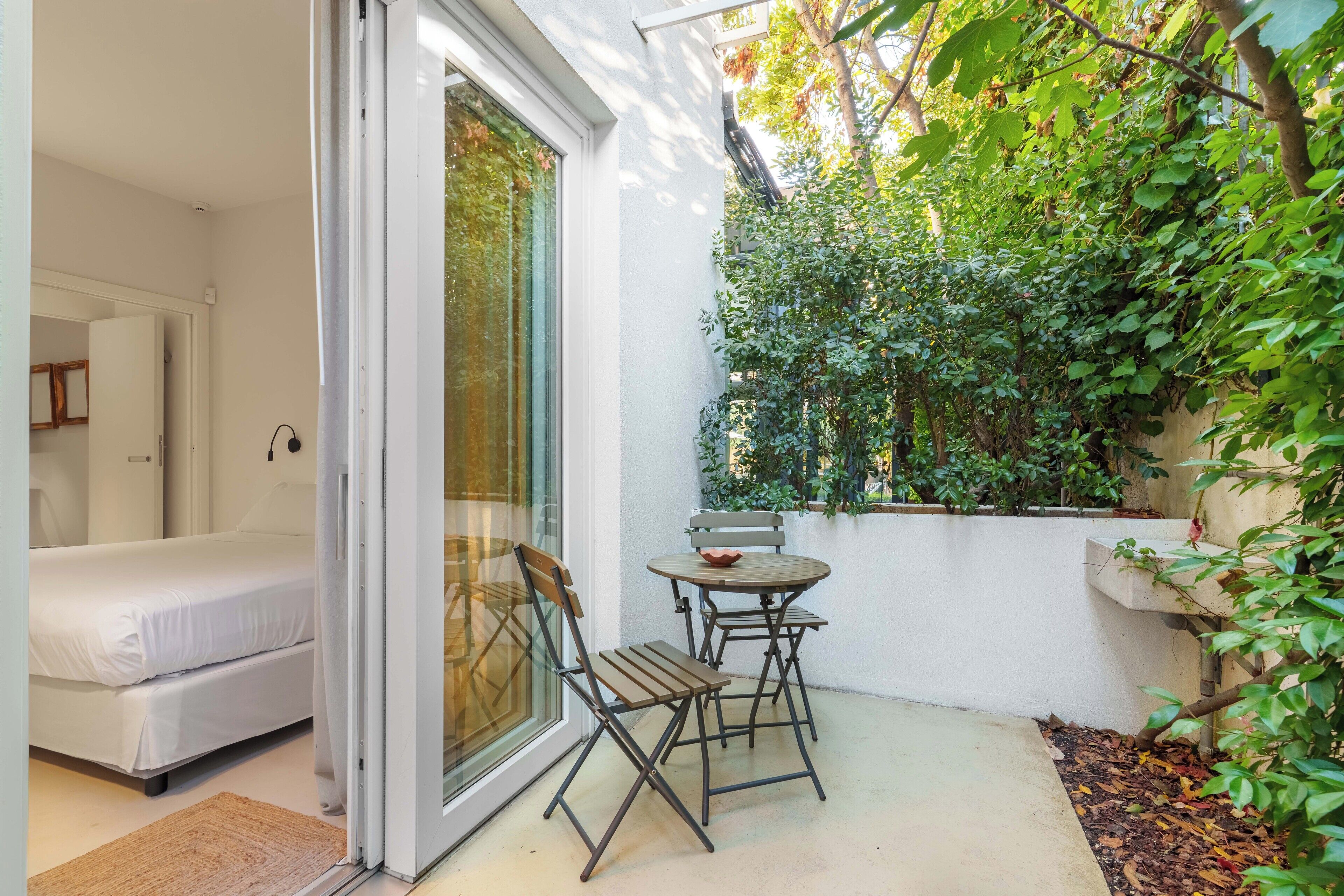 Comfort Room | Egyptian cotton sheets, premium bedding, down comforters, minibar