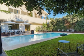 室外游泳池,提供泳池遮陽傘和日光浴躺椅