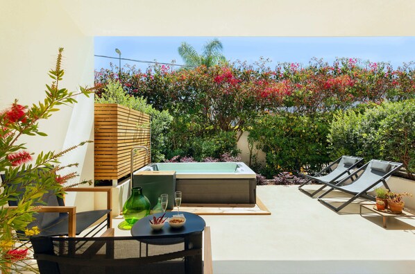 1 bedroom, Egyptian cotton sheets, premium bedding, down duvets