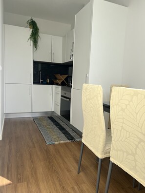 Réfrigérateur, micro-ondes, four, tables à manger