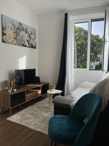 Very cozy, sunny 1 bedroom apartment. Located 5 minutes walk from the center
