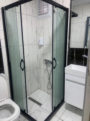 Chambre Standard avec lits jumeaux | Salle de bain | Douche, serviettes fournies, savon, shampoing