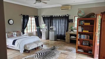 1 habitación, escritorio y espacio para trabajar con laptop