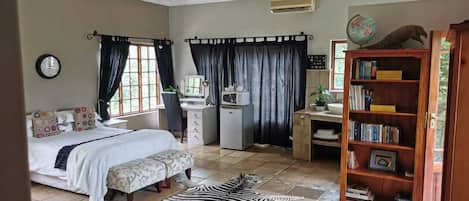 Escritorio y espacio para trabajar con laptop