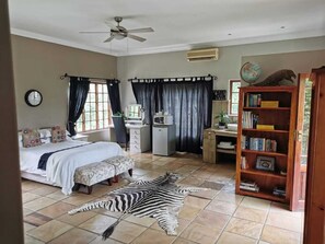 Habitación básica doble | Escritorio y espacio para trabajar con laptop 