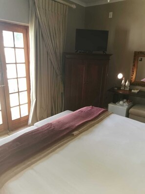 Habitación básica | Escritorio y espacio para trabajar con un portátil