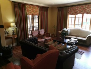 Televisión de pantalla plana de 55 cm con canales por cable 