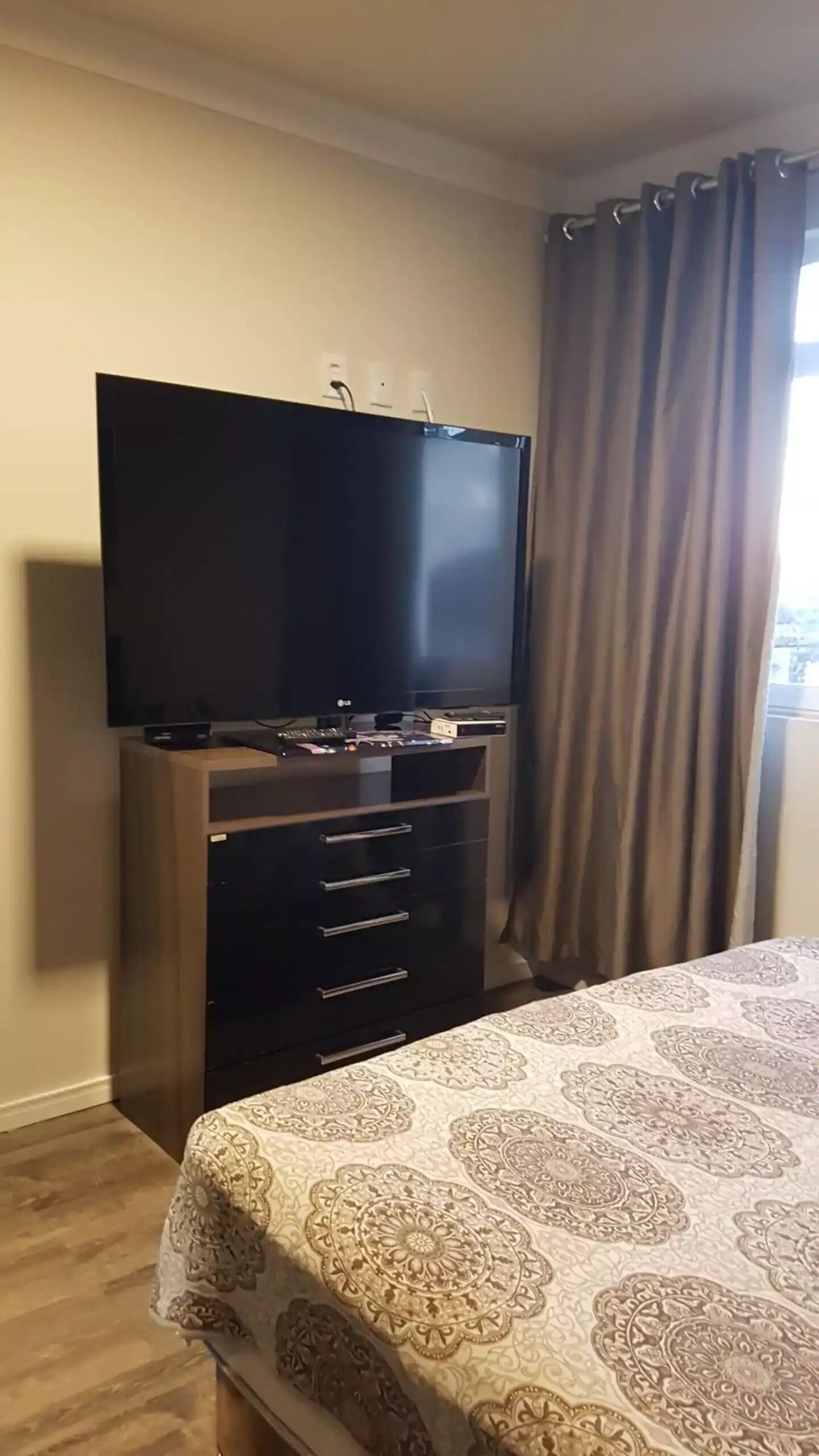 3 habitaciones, tabla de planchar con plancha y ropa de cama 