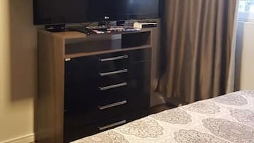 3 habitaciones, tabla de planchar con plancha y ropa de cama