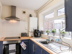 냉장고, 전기 주전자, 토스터, 조리 도구/접시/주방 기구