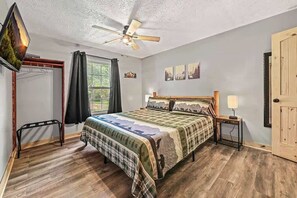 3 bedrooms, iron/ironing board, WiFi, bed sheets - 3BR Cabin • Hot Tub • Pool Table • Fire Pit (Sevierville)