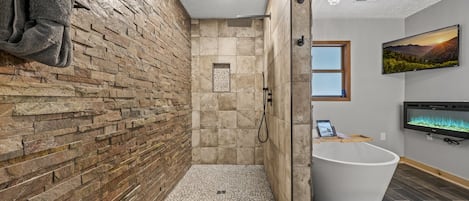 Haartrockner, Handtücher, Seife, Toilettenpapier