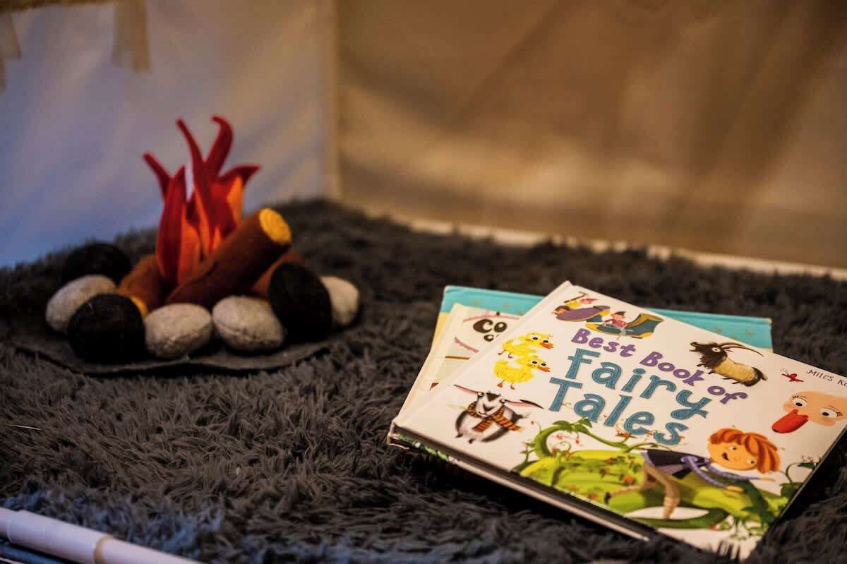 Een boek met de titel 'Best Book of Fairy Tales' op een gestructureerd oppervlak.