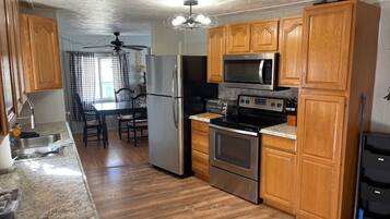 Fridge, microwave, stovetop, dishwasher