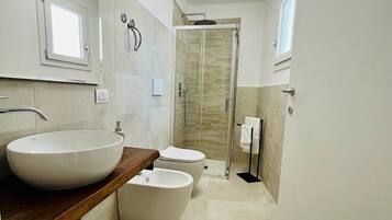 Apartment | Bathroom | Shower, rainfall showerhead, hair dryer, bidet