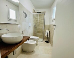 Leilighet | Bad | Dusj, regndusjhode, hårføner og bidé