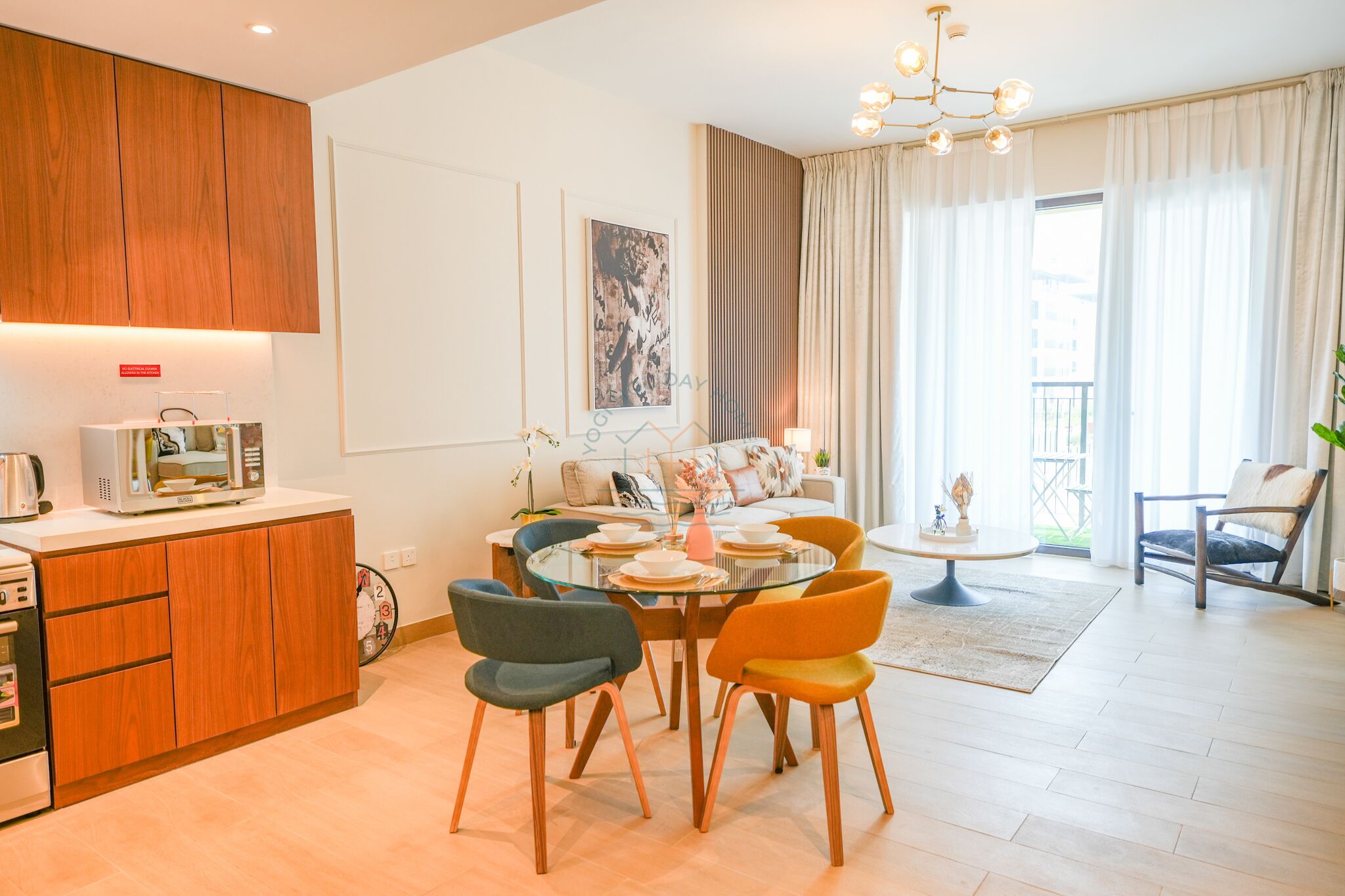 Deluxe appartement | Woonruimte | Een 65-inch smart-tv met kabelzenders
